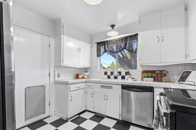 3719 60Th St, Sacramento CA: https://media.crmls.org/mediaz/ea8e47d5-cb1b-49ad-9180-0e66e622a56a.jpg