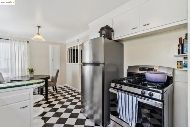 688 Alcatraz Ave, Oakland CA: https://media.crmls.org/mediaz/ea8f8901-32db-43b4-a795-24dec4e859b0.jpg