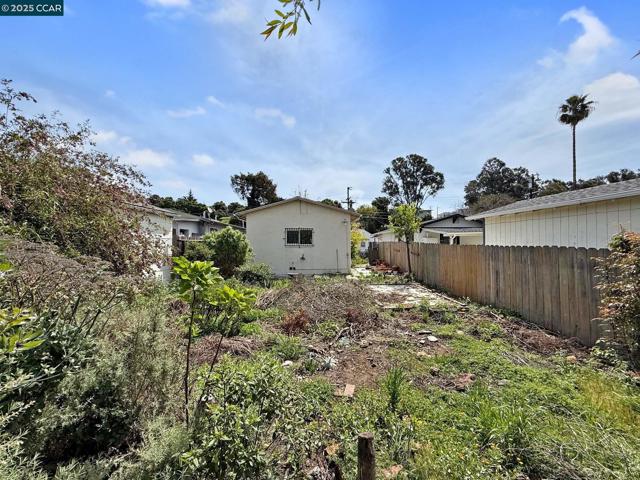 2129 Harrington Ave, Oakland CA: https://media.crmls.org/mediaz/ea902f4b-0ace-4223-b908-feb0bbb1767d.jpg