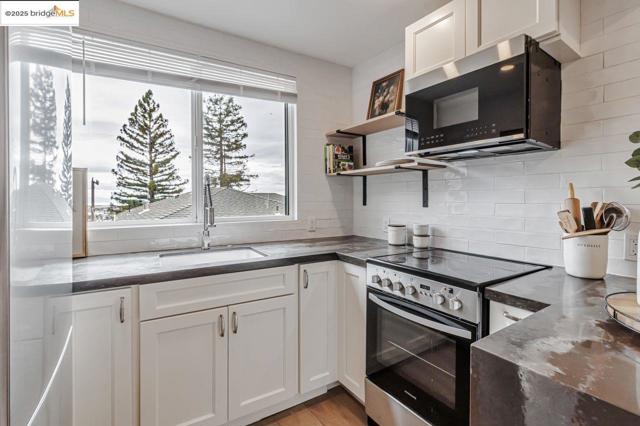 7900 Michigan Ave, Oakland CA: https://media.crmls.org/mediaz/ea90612c-205f-4217-8bec-00937839284e.jpg