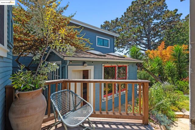 6521 Herzog St, Oakland CA: https://media.crmls.org/mediaz/ea9124a7-11a4-4218-b8ea-d4b68b35850c.jpg