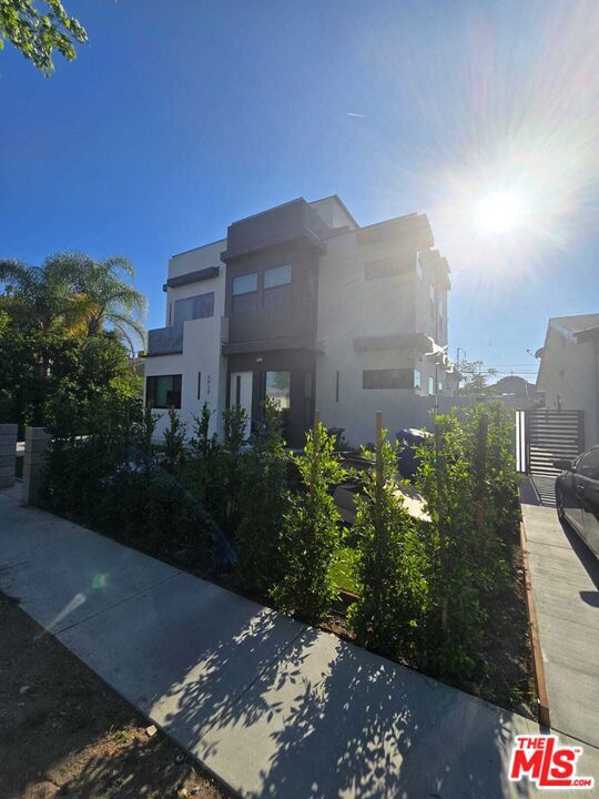 5929 Hesperia Avenue, Encino CA: https://media.crmls.org/mediaz/ea920291-d6a4-42bf-87f3-76a1c8853985.jpg