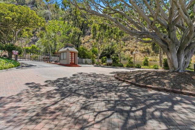 4366 Caminito Pintoresco, San Diego CA: https://media.crmls.org/mediaz/ea925e8a-bd18-4144-aece-51e5dc36dab6.jpg