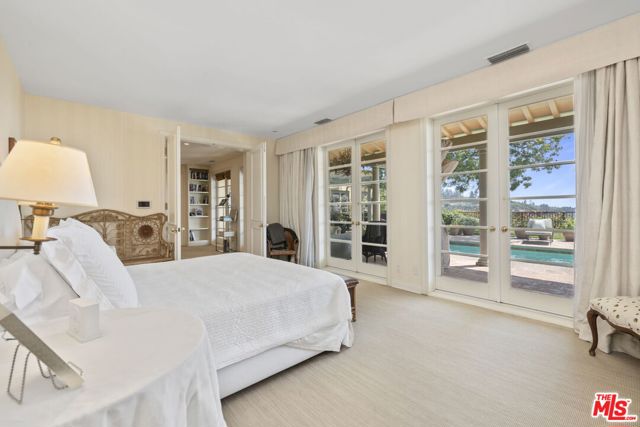 1634 Gilcrest Drive, Beverly Hills CA: https://media.crmls.org/mediaz/ea927297-d32c-4943-b067-61f70682dcab.jpg