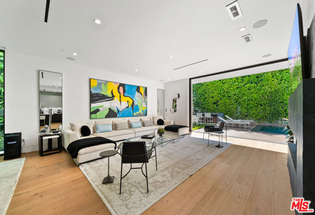 849 N Spaulding Avenue, Los Angeles CA: https://media.crmls.org/mediaz/ea92d46f-0e0f-443d-a82d-d066091a8ac8.jpg