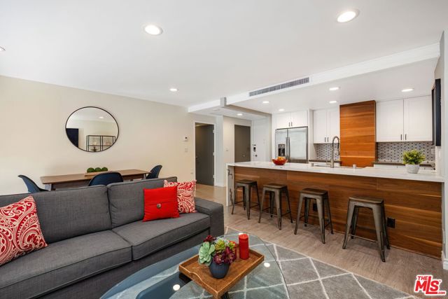 2170 Century Park East, Los Angeles CA: https://media.crmls.org/mediaz/ea930da6-2253-4ad8-9b87-a94fd44bf141.jpg