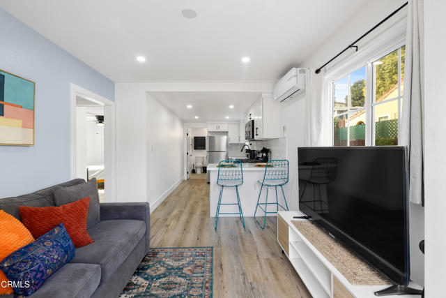 Detail Gallery Image 3 of 16 For 4260 Trent Way, Los Angeles,  CA 90065 - 2 Beds | 1 Baths