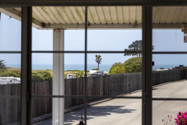 120 Oceanview Ave, Half Moon Bay CA: https://media.crmls.org/mediaz/ea943eb6-0fe2-4e7d-bdba-8686c7263e1d.jpg