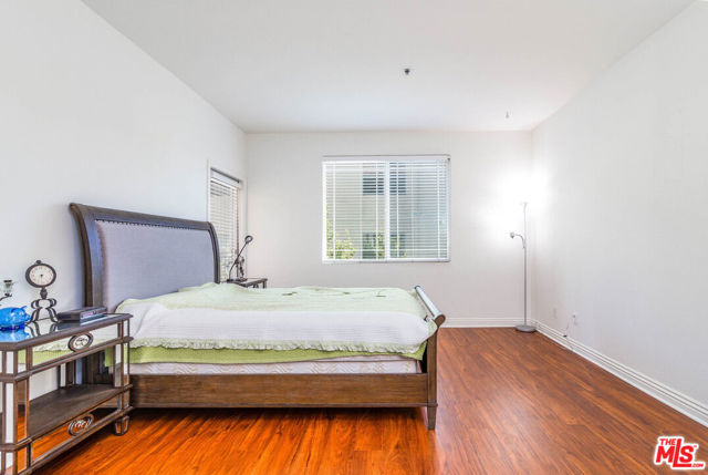 5132 Maplewood Avenue, Los Angeles CA: https://media.crmls.org/mediaz/ea94c3bc-c19f-4133-ba60-50e824ef88b8.jpg