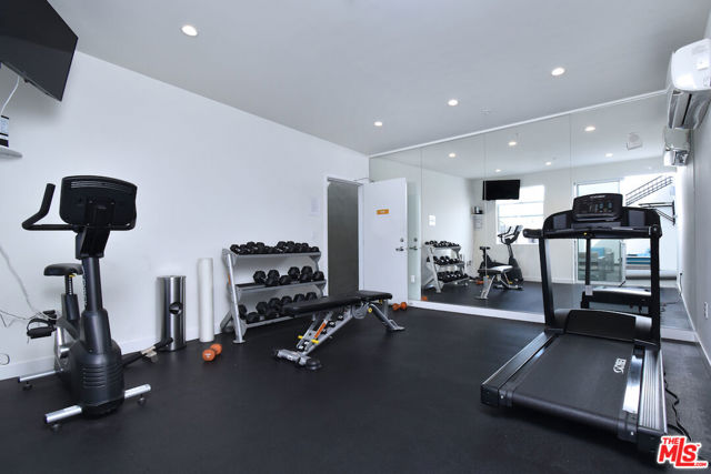 939 S Broadway, Los Angeles CA: https://media.crmls.org/mediaz/ea95de38-8d92-42ed-b2f1-25050f9f3632.jpg