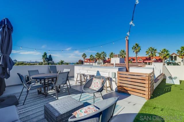 1016 1st St, Coronado CA: https://media.crmls.org/mediaz/ea9616bb-eeee-4c63-9040-f781c6d66b69.jpg