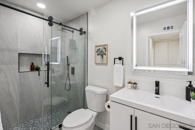 8313 Carlton Oaks Dr, Santee CA: https://media.crmls.org/mediaz/ea965663-6165-404f-a5fd-1634c59a0c77.jpg