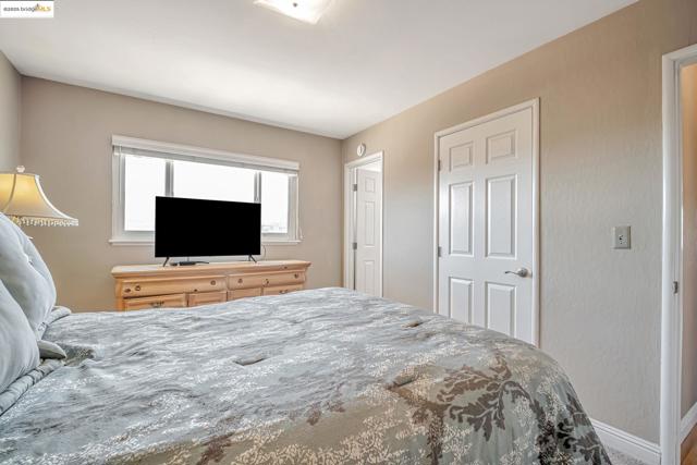 581 Fairway Street, Hayward CA: https://media.crmls.org/mediaz/ea966563-b0b7-44ad-9c39-5f22ad270de4.jpg