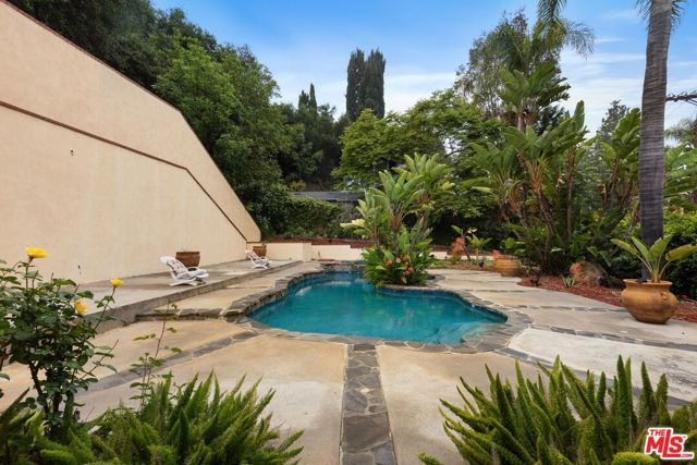 2431 Benedict Canyon Drive, Beverly Hills CA: https://media.crmls.org/mediaz/ea96b83a-ae43-4bbf-b858-06d0dcad01d7.jpg