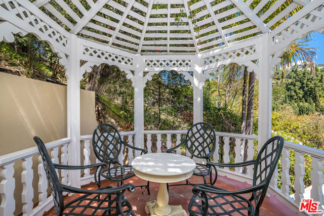 941 N Norman Place, Los Angeles CA: https://media.crmls.org/mediaz/ea976122-c258-4d09-92a1-e5a7db619148.jpg