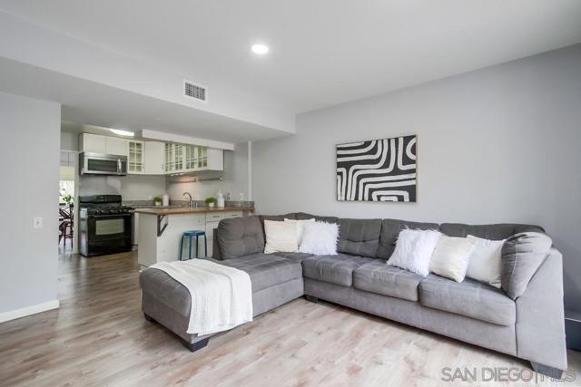 10565 Caminito Basswood, San Diego CA: https://media.crmls.org/mediaz/ea97bece-b0d0-4997-8b8c-603f589e1250.jpg