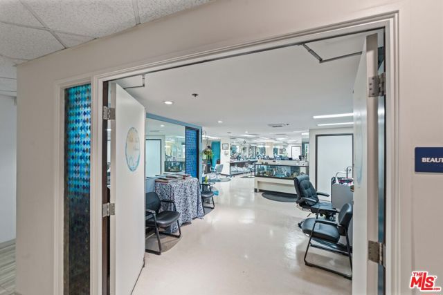 4316 Marina City Drive, Marina del Rey CA: https://media.crmls.org/mediaz/ea982730-5a6e-4716-8135-113470061295.jpg