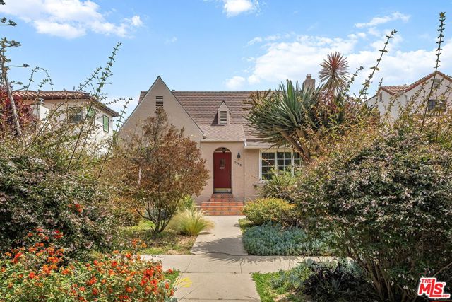 2558 Kelton Avenue, Los Angeles CA: https://media.crmls.org/mediaz/ea993522-59a4-44b1-8a59-f332e5b5fbad.jpg