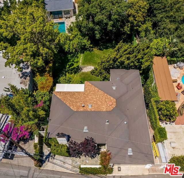 1591 Sunset Plaza Drive, Los Angeles CA: https://media.crmls.org/mediaz/ea99e8f2-873b-4c8a-a518-990d98dbe3de.jpg