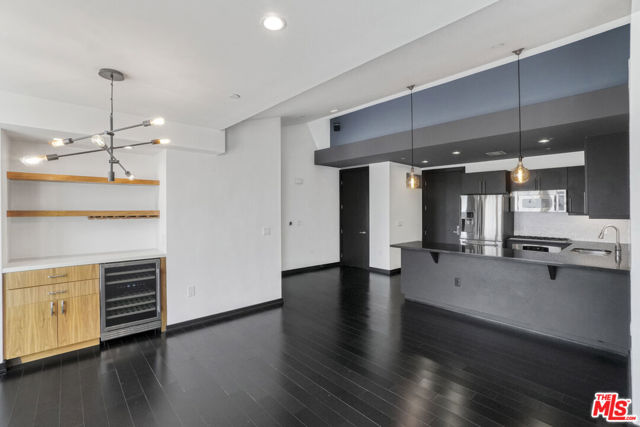 655 S Hope Street, Los Angeles CA: https://media.crmls.org/mediaz/ea9aeaa1-b986-46b6-b271-33e7927556ae.jpg