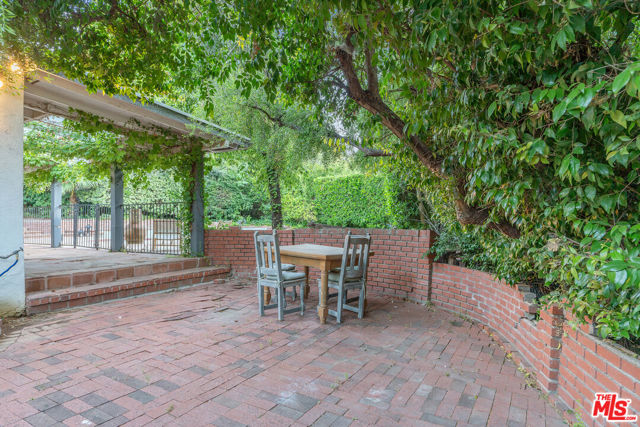 4835 Corbin Avenue, Tarzana CA: https://media.crmls.org/mediaz/ea9b3007-8dd0-443e-846e-96f41c0813f1.jpg