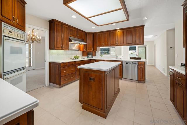 4010 Paducah Dr, San Diego CA: https://media.crmls.org/mediaz/ea9b3970-3a88-43d2-9db7-661cb89b1717.jpg
