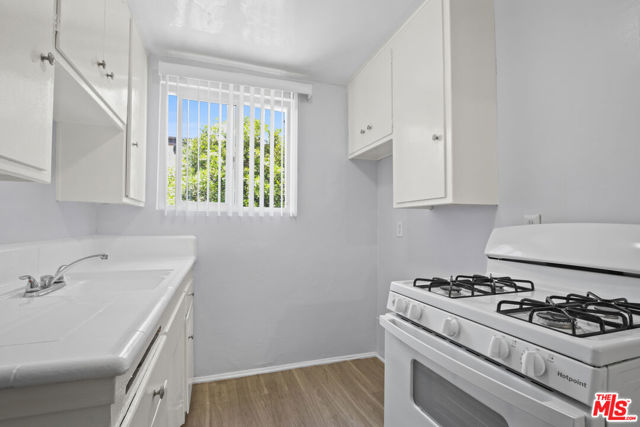 115 N Oak Street, Inglewood CA: https://media.crmls.org/mediaz/ea9b568f-35a8-407d-bfc3-33280dc5189e.jpg