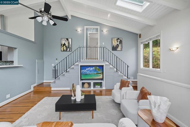 50 Brookwood Rd, Orinda CA: https://media.crmls.org/mediaz/ea9cb534-445f-4552-8ec3-492963756967.jpg