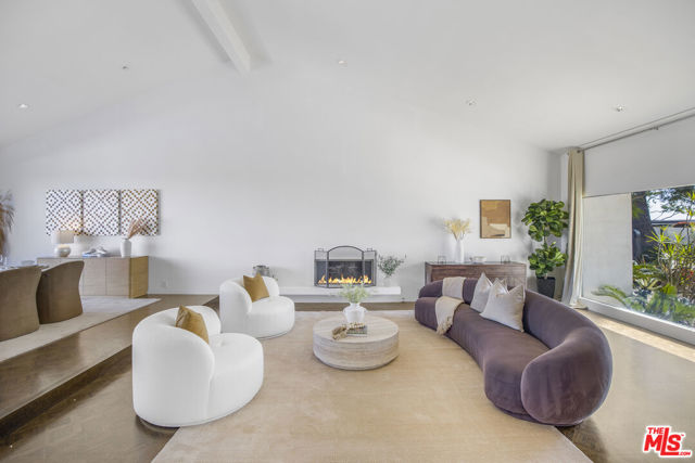 2028 Stradella Road, Los Angeles CA: https://media.crmls.org/mediaz/ea9d72eb-5125-4439-a414-7322ede6ccef.jpg