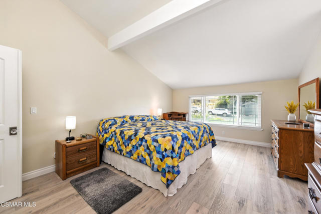 2063 Woodglen Street, Simi Valley CA: https://media.crmls.org/mediaz/ea9dcf51-8ca7-4b51-94da-a42e955d8ef3.jpg