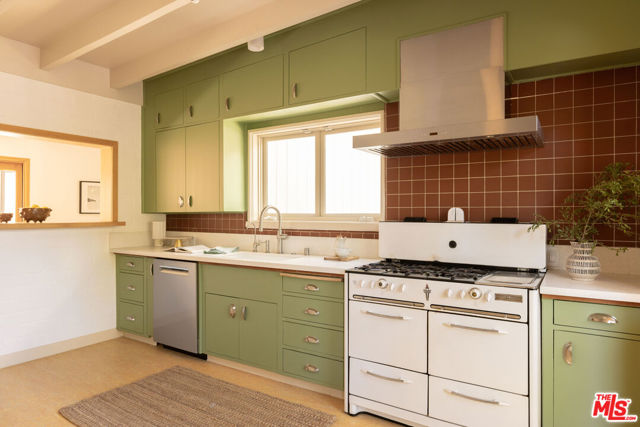 7349 Pacific View Drive, Los Angeles CA: https://media.crmls.org/mediaz/ea9df673-d1f5-4971-986a-8596afd55ae9.jpg