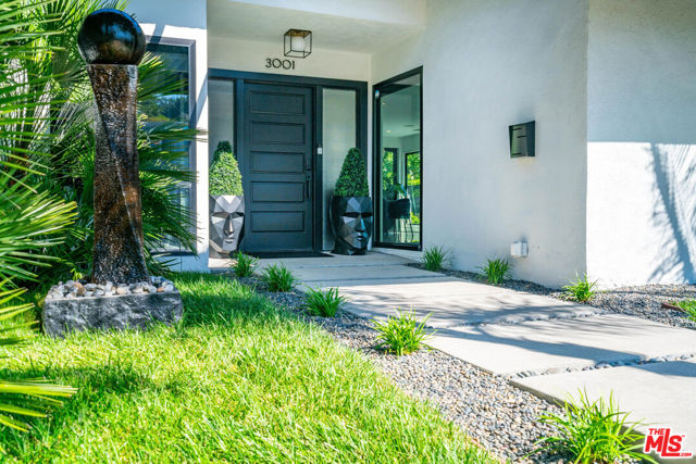 3001 Dona Nenita Place, Studio City CA: https://media.crmls.org/mediaz/eaa02a05-5e3e-4039-ae50-f0e56b42e903.jpg