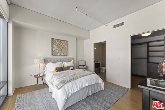 1100 S Hope Street, Los Angeles CA: https://media.crmls.org/mediaz/eaa07caa-fc14-4985-84f8-b0394bfbbb4d.jpg