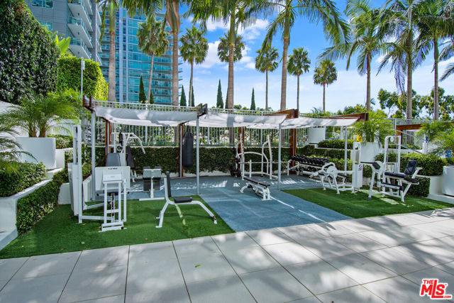 13700 Marina Pointe Drive, Marina del Rey CA: https://media.crmls.org/mediaz/eaa0884b-c0fc-47ee-925f-852cbf1ecbc7.jpg