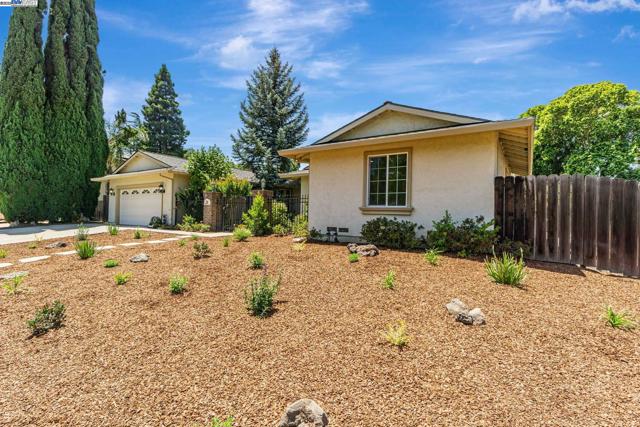 36 Barcelona Ct, Danville CA: https://media.crmls.org/mediaz/eaa0c351-8e2d-4096-bf69-61636881a51a.jpg