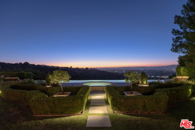13961 Aubrey Road, Beverly Hills CA: https://media.crmls.org/mediaz/eaa12b19-5b10-4128-b3b6-c079b83aaef5.jpg
