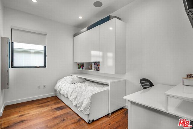 749 Oxford Ave Avenue, Venice CA: https://media.crmls.org/mediaz/eaa130b3-9442-4e87-ac13-ee5d4e511fd9.jpg