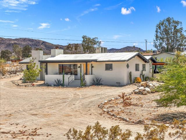 7648 Araby Avenue, 29 Palms CA: https://media.crmls.org/mediaz/eaa176ad-8d5b-4630-bd0a-1666d99049a5.jpg