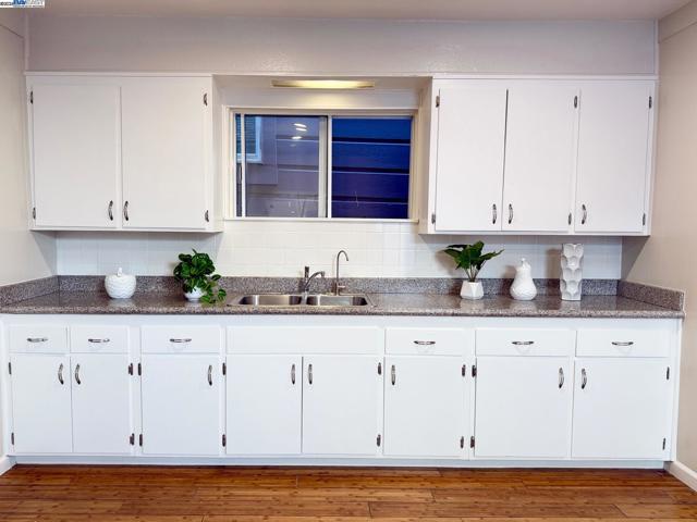 545 Central Ave, Alameda CA: https://media.crmls.org/mediaz/eaa1bb14-94b8-4abd-9360-dbce61ec27e5.jpg