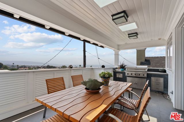 636 12th Street, Manhattan Beach CA: https://media.crmls.org/mediaz/eaa1bfc9-6873-40c4-a8f4-ee536fe5ef55.jpg