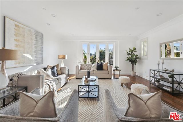 261 S Reeves Drive, Beverly Hills CA: https://media.crmls.org/mediaz/eaa27c13-b054-4ccc-b9a7-4412180d50c2.jpg