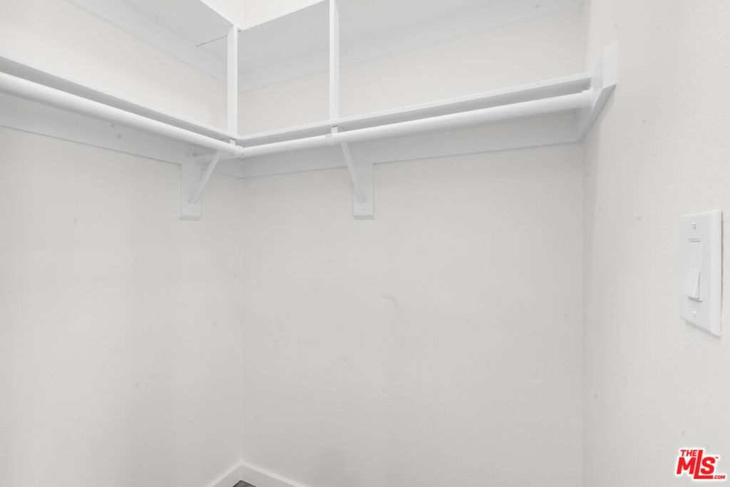 https://media.crmls.org/mediaz/eaa441dd-8366-4ab4-990f-f330c521ac2a.jpg?preset=X-Large