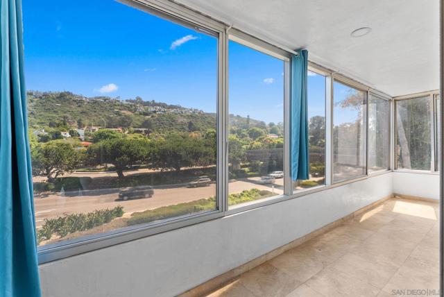 2352 Torrey Pines Rd Unit 9, La Jolla CA: https://media.crmls.org/mediaz/eaa79aa0-7a7d-4e91-be7d-6bf4b3923e11.jpg