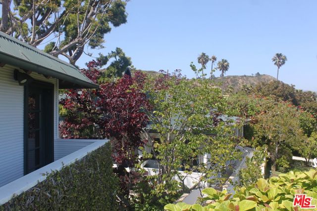 26799 Pacific Coast Highway, Malibu CA: https://media.crmls.org/mediaz/eaa7d7e9-ce24-41f1-98eb-2edad7385219.jpg