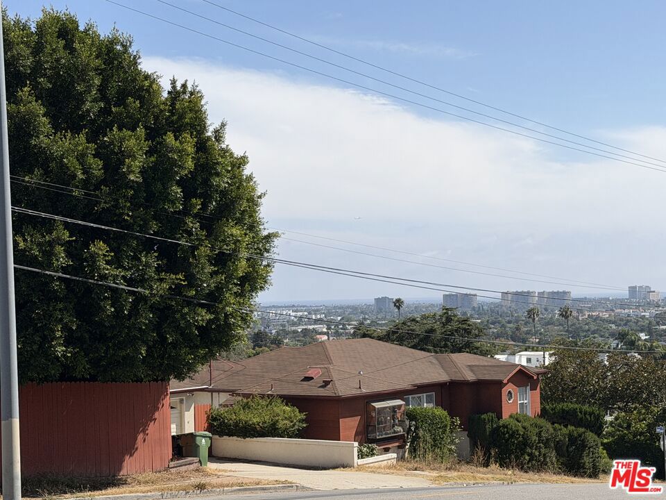 https://media.crmls.org/mediaz/eaa8512a-64a1-4f6f-bdb7-de3c13418551.jpg?preset=X-Large