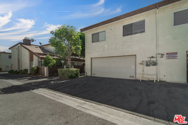 8333 Columbus Avenue, North Hills CA: https://media.crmls.org/mediaz/eaa8c184-8e53-4840-939d-10930a9421cc.jpg
