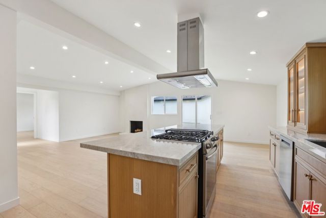 6731 Delco Avenue, Winnetka CA: https://media.crmls.org/mediaz/eaa9722c-aae0-498b-94c3-fa5de626a53b.jpg