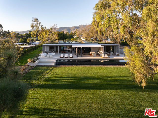 29200 Larkspur Lane, Malibu CA: https://media.crmls.org/mediaz/eaa98183-833e-45e8-977d-8e052ce5546f.jpg