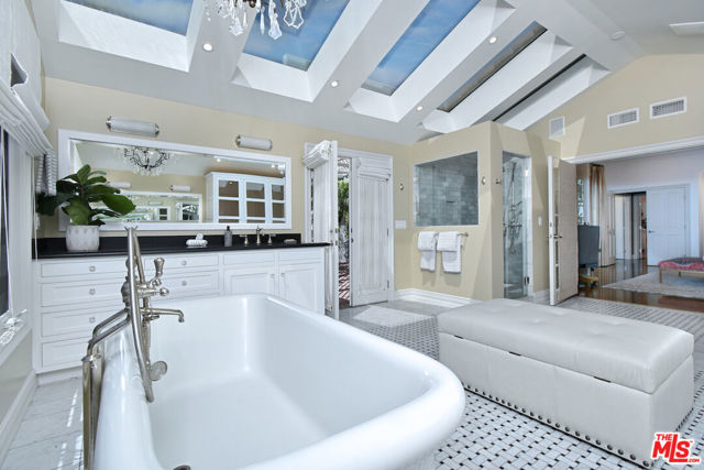 4177 KESTER Avenue, Sherman Oaks CA: https://media.crmls.org/mediaz/eaa9c7e4-394c-4d2e-a20a-d15fc7ebe941.jpg