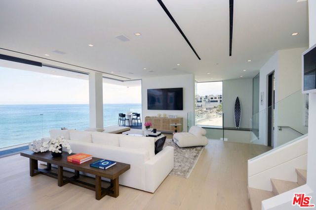 26122 Pacific Coast Highway, Malibu CA: https://media.crmls.org/mediaz/eaaabc14-4429-437c-be4d-6f6f94b1dc01.jpg